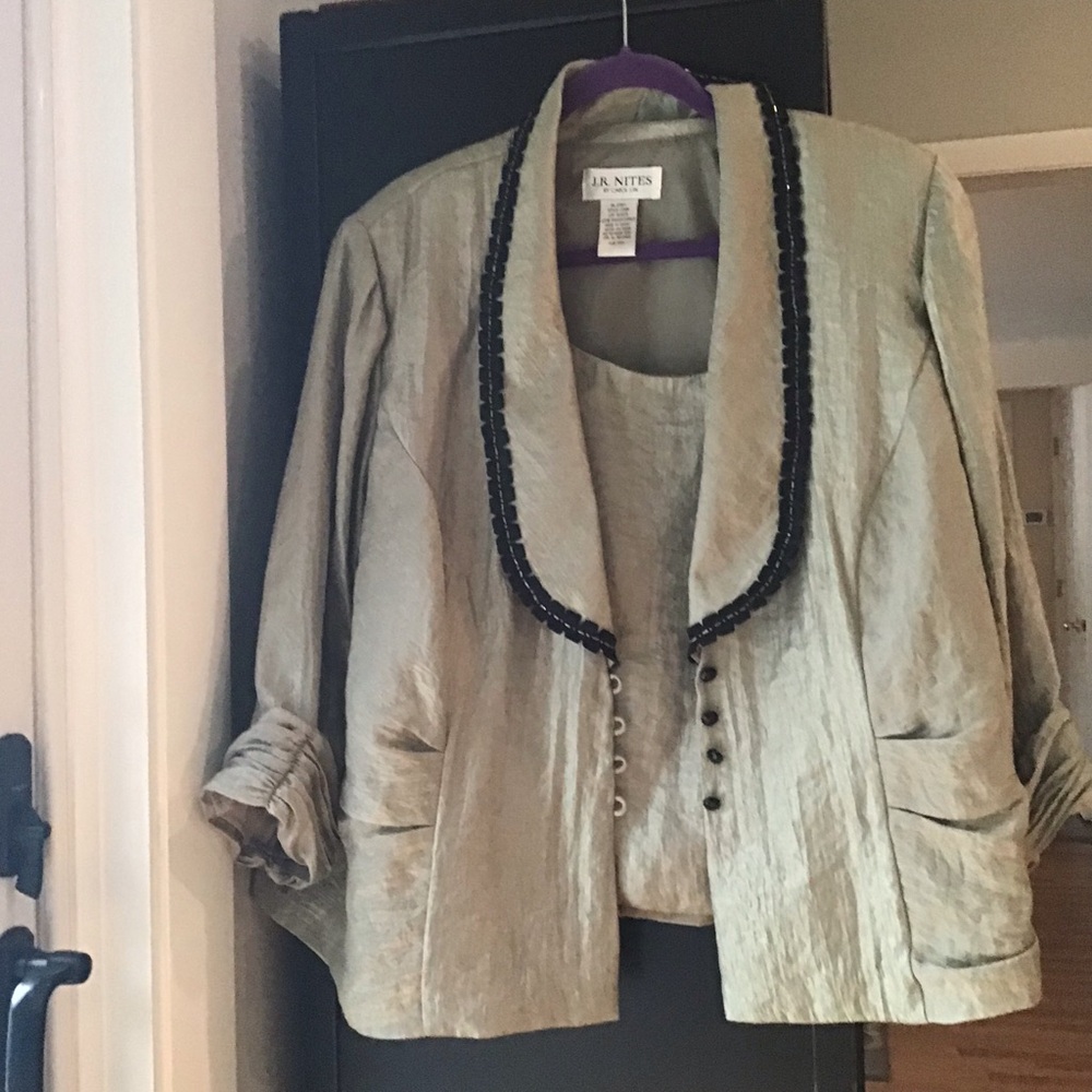 Vintage beautiful 2 piece top.  Never worn and in perfect condition